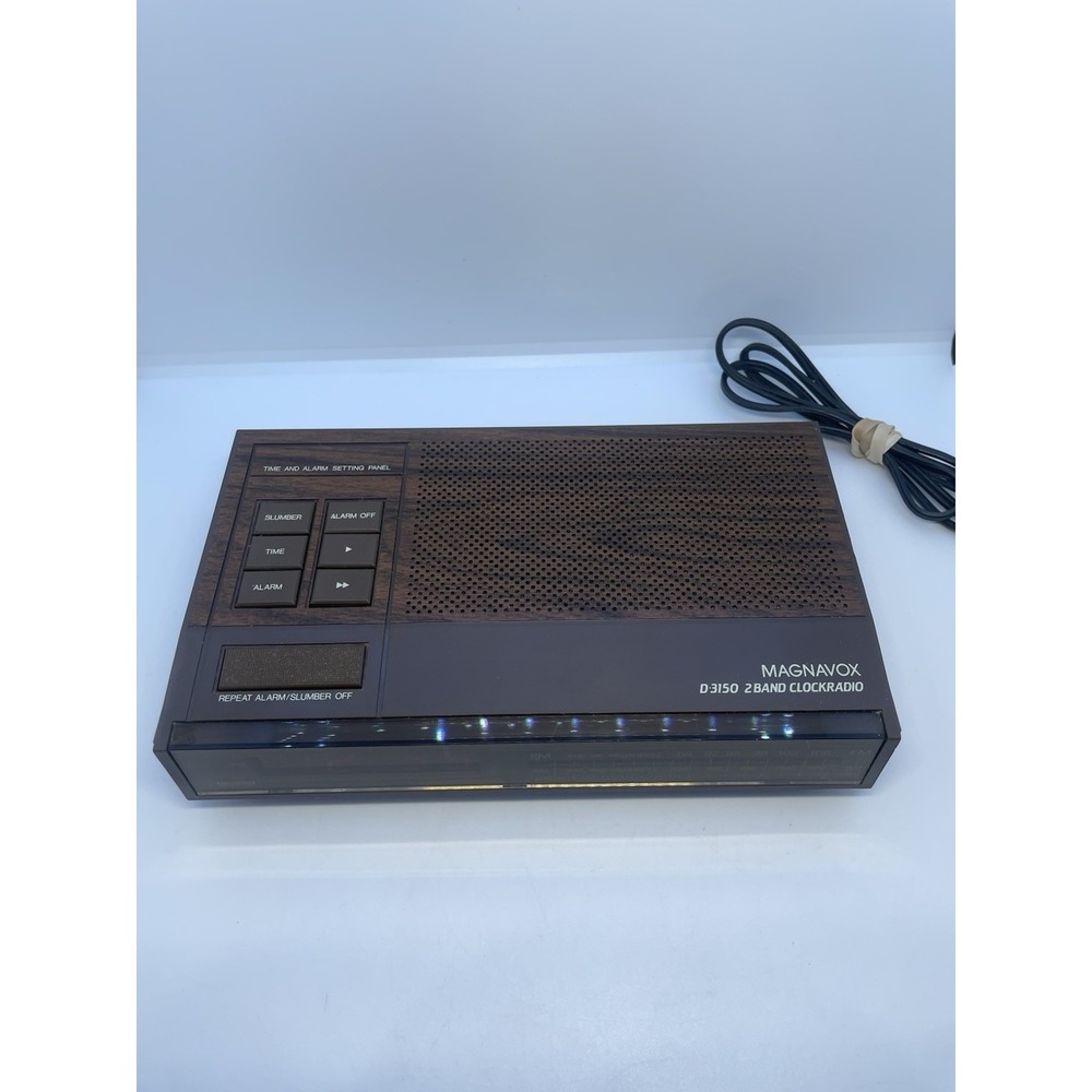 Magnavox D-3150 Vintage 2-Band Faux Woodgrain Clock Radio‎